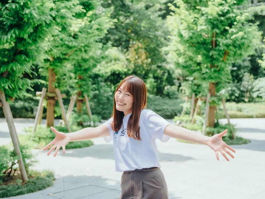 河村 由実子（木々の下で）