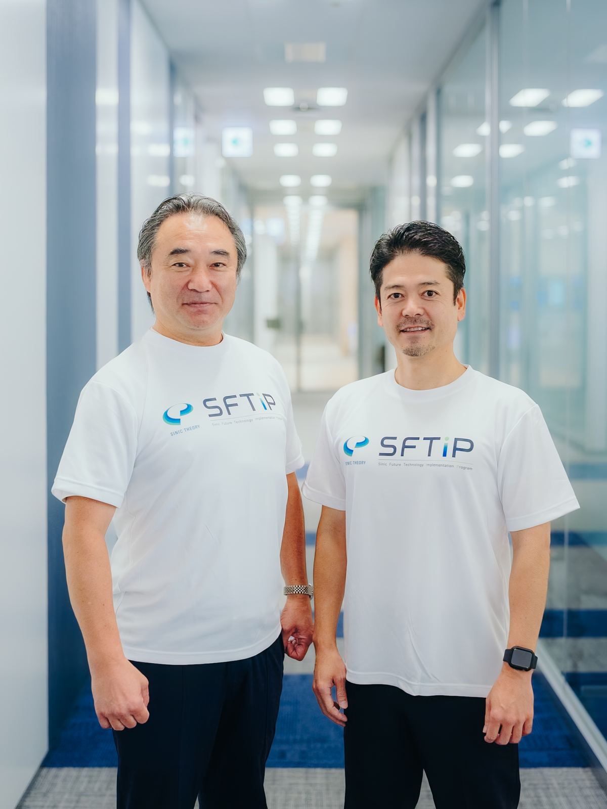 廊下に立つ立石さんと平岡さん
